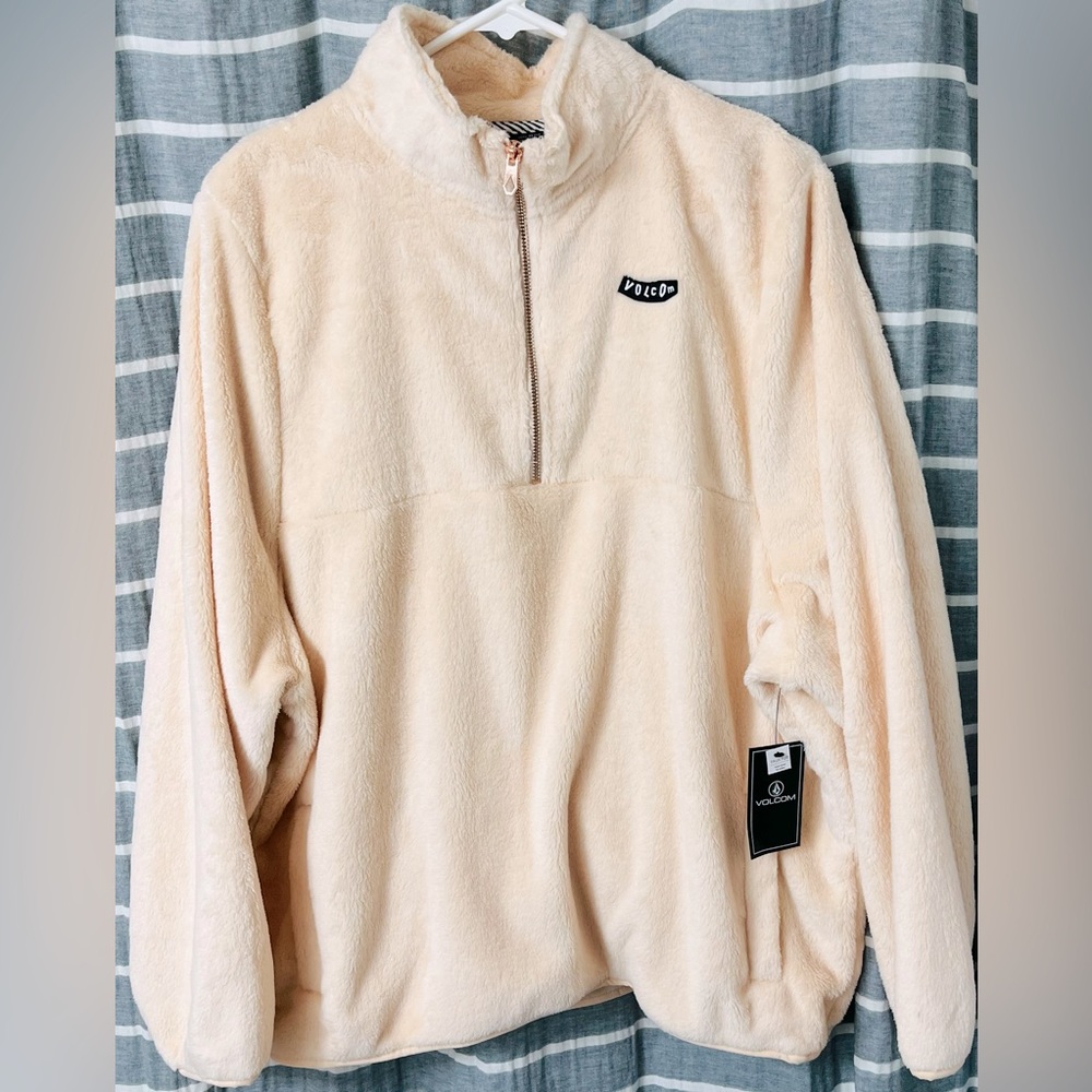 New with tags Volcom fleece pullover.